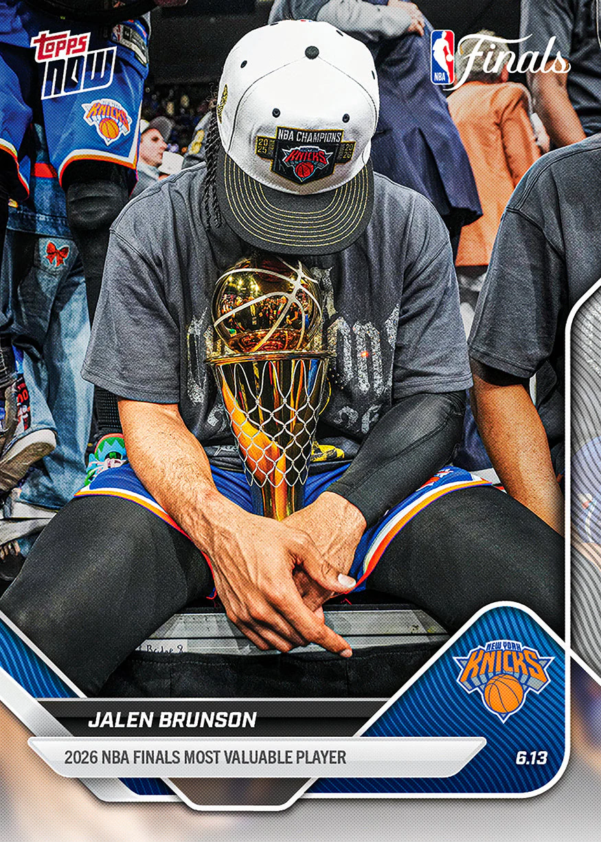 Jalen Brunson, NBA Topps NOW 2025-26 #339, Image Variation Short Print. Abraza sentado el trofeo Larry O’Brien de campeón